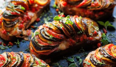 Ratatouille pe felii de pâine, gratinate cu cașcaval