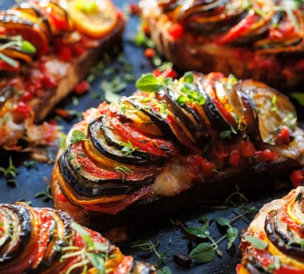Ratatouille pe felii de pâine, gratinate cu cașcaval