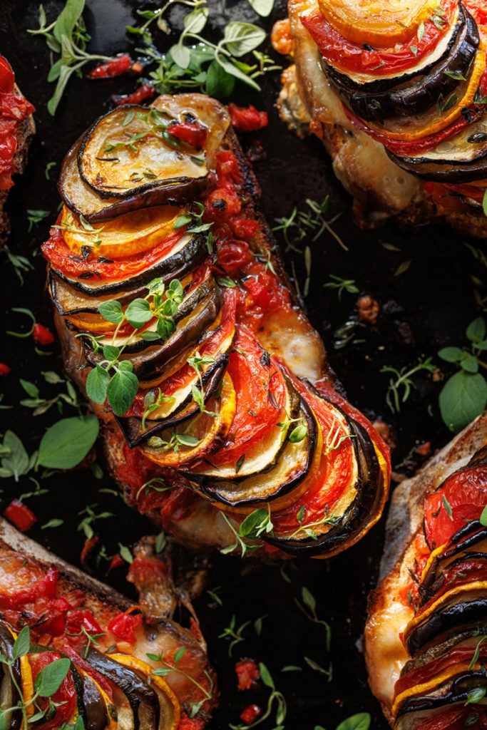 Ratatouille pe felii de pâine, gratinate cu cașcaval