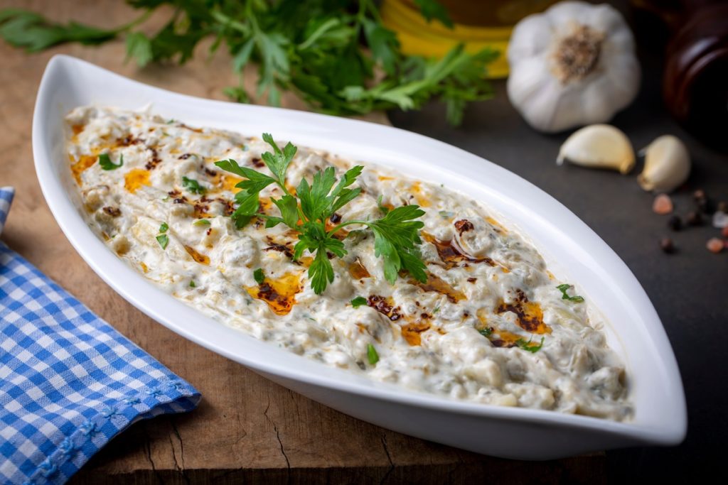 Salată din vinete cu usturoi și iaurt