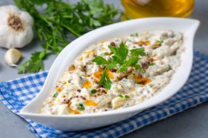 Salată de vinete cu iaurt și usturoi în bol oval