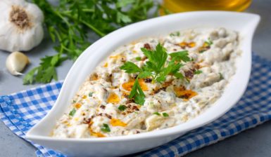 Salată de vinete cu iaurt și usturoi în bol oval