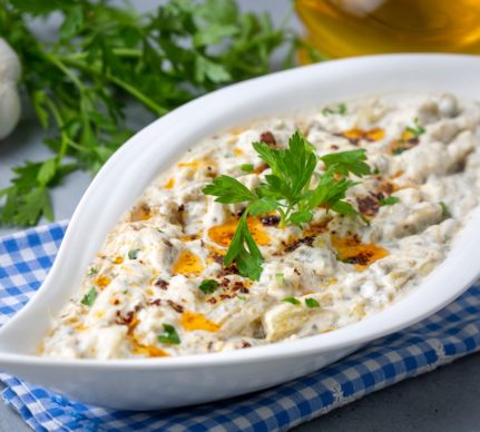 Salată de vinete cu iaurt și usturoi în bol oval