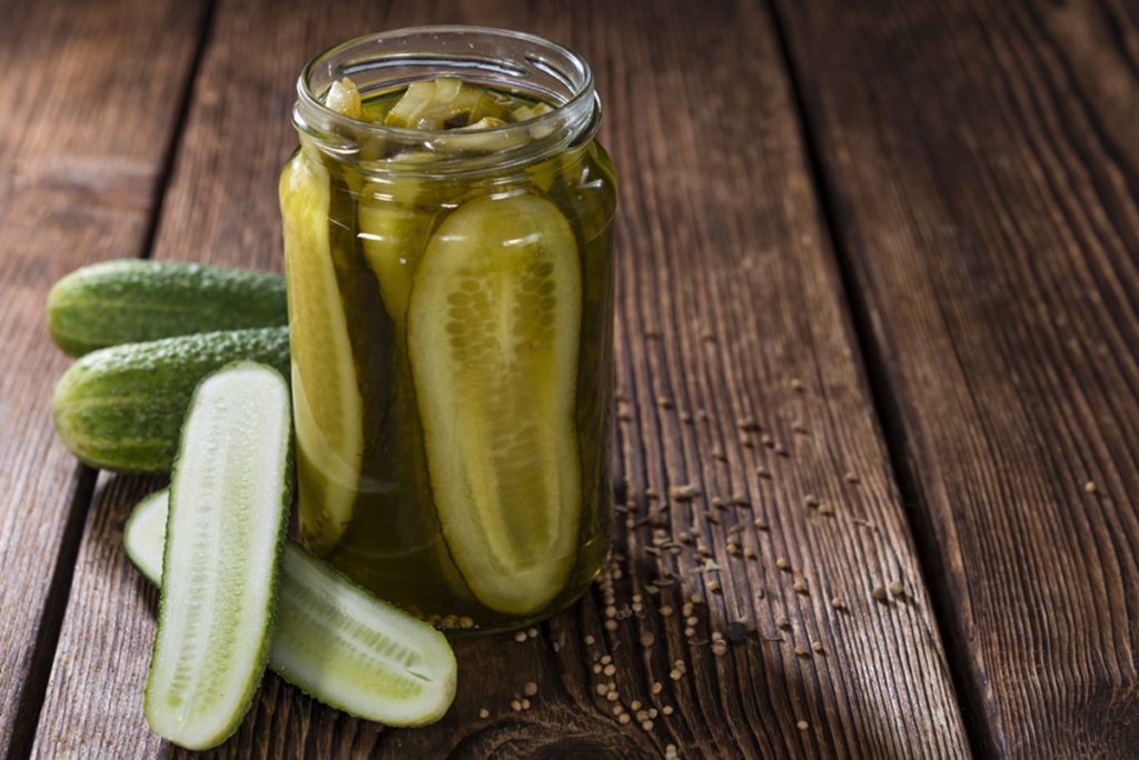 Castraveți murați în fâșii, cu saramură fiartă în borcan