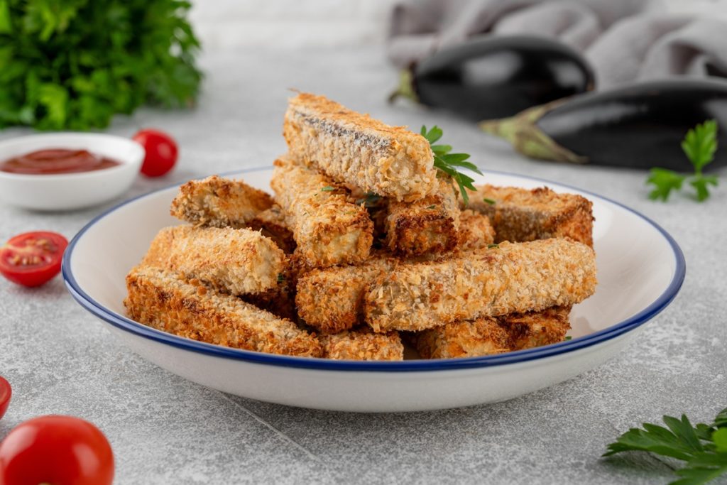 Sticksuri de vinete în crustă de pesmet cu parmezan