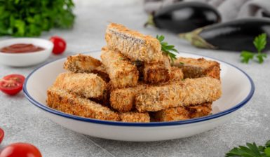 Sticksuri de vinete în crustă de pesmet cu parmezan