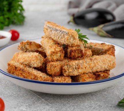 Sticksuri de vinete în crustă de pesmet cu parmezan
