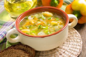 Supă deasă din legume de vară în bol