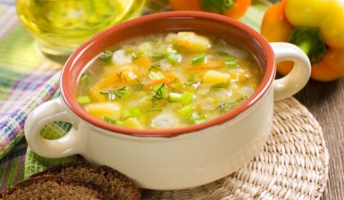 Supă deasă din legume de vară în bol