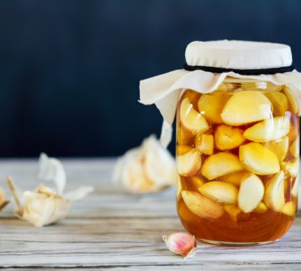 Usturoi macerat în miere. Un elixir cu putere tămăduitoare
