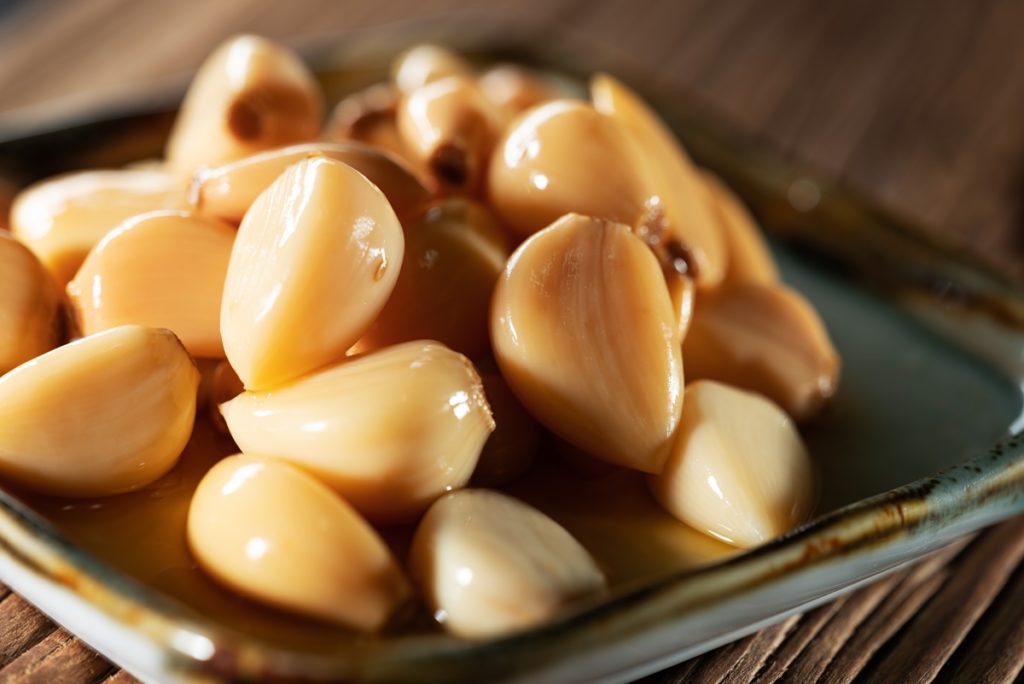 Grăunți de usturoi macerați în miere