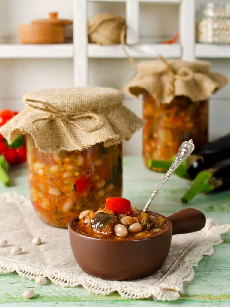 Zacuscă de fasole boabe cu vinete în borcane și în bol