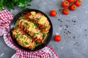 Cartofi evantai umpluți cu roșii și gratinați la cuptor