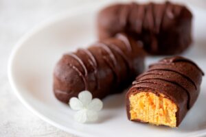Cheesecake candy bar cu dovleac și glazură de ciocolată, unul secționat