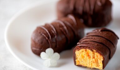 Cheesecake candy bar cu dovleac și glazură de ciocolată, unul secționat