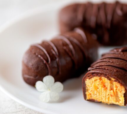 Cheesecake candy bar cu dovleac și glazură de ciocolată, unul secționat