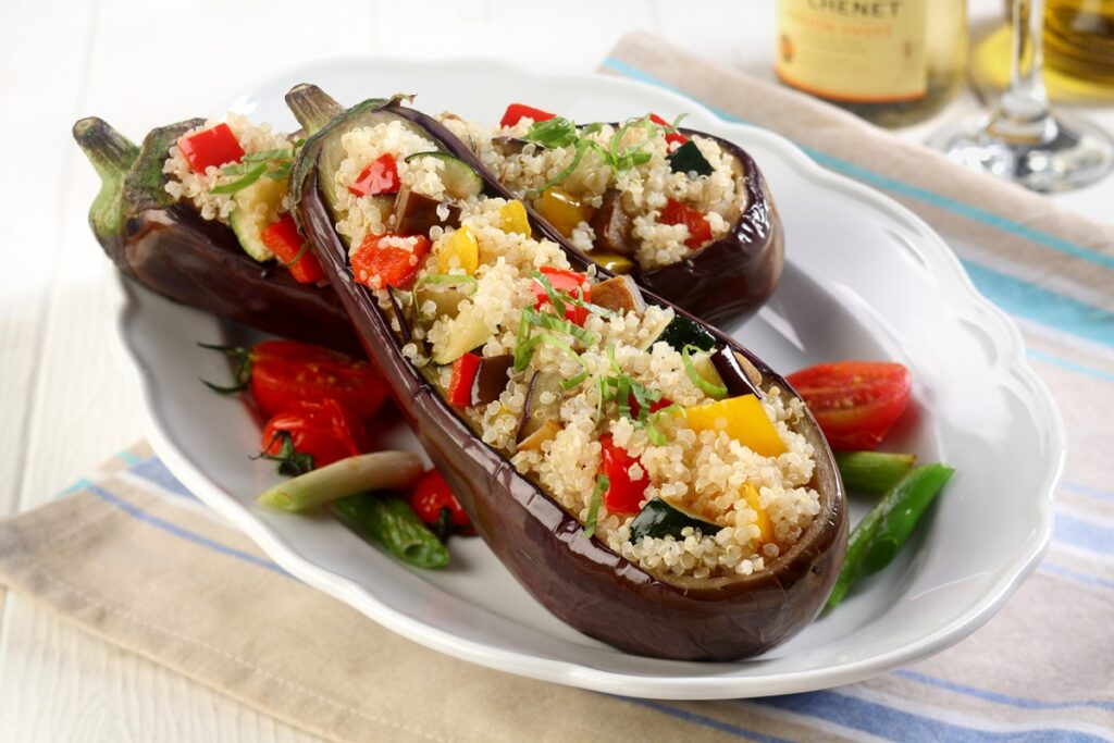 Două vinete umplute cu legume trase la tigaie și cușcuș