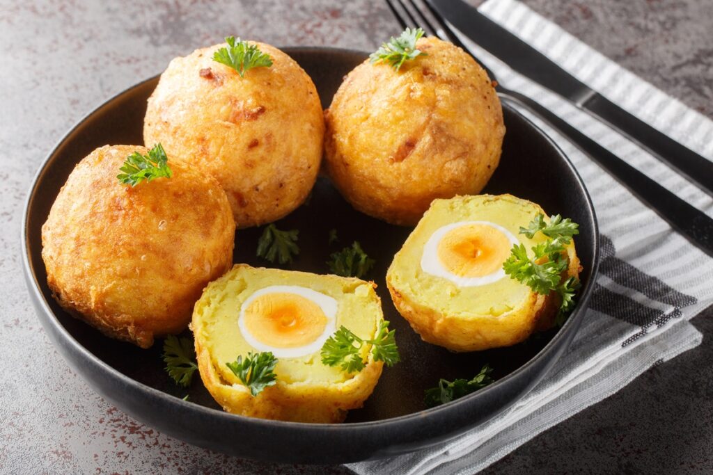Ouă fierte în crustă de cartofi piure