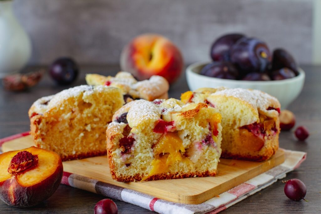 Porții de pandișpan cu piersici, prune și merișoare