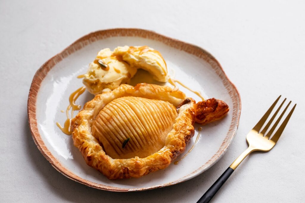 Pară sub formă de acordeon în aluat foietaj cu sos caramel și înghețată