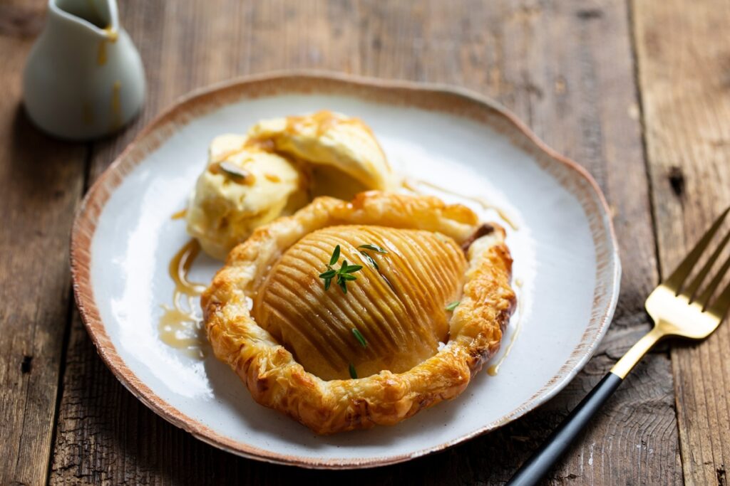 Pară acordeon în aluat foietaj cu sos caramel și înghețată