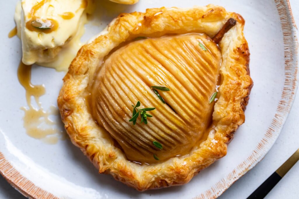 Pară acordeon în aluat foietaj cu sos caramel și înghețată