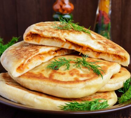 Plăcinte cu varză călită la tigaie
