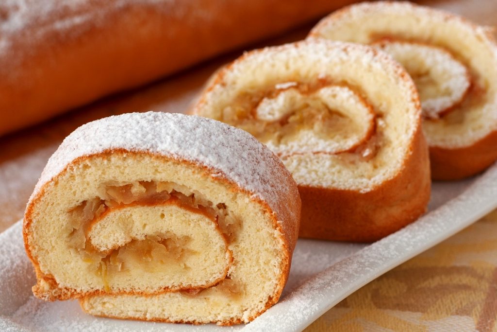 Porții de Ruladă pufoasă cu mere caramelizate și scorțișoară