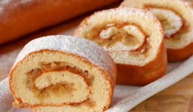 Porții de Ruladă pufoasă cu mere caramelizate și scorțișoară