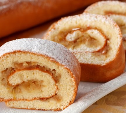 Porții de Ruladă pufoasă cu mere caramelizate și scorțișoară