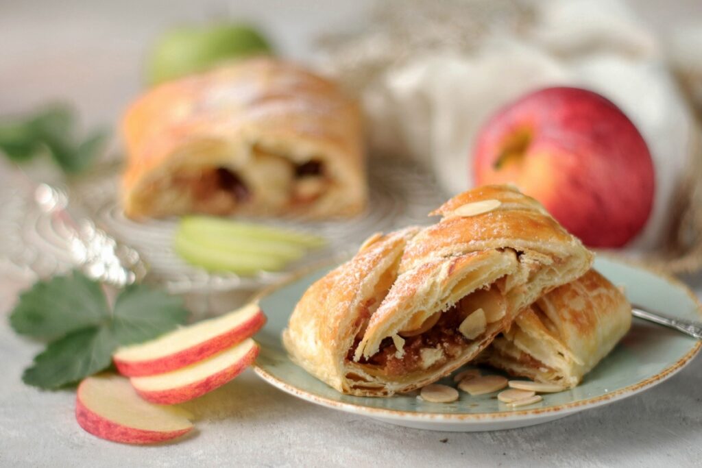 Ștrudel cu mere și migdale porționat