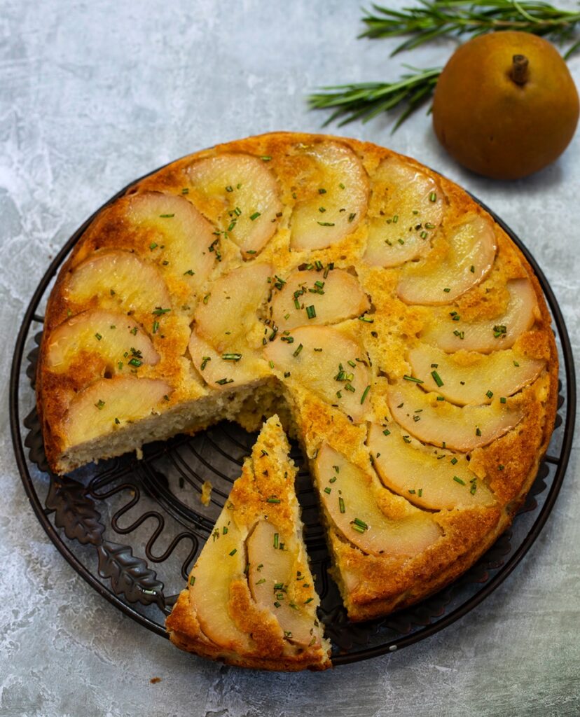 Prăjitură cu pere și rozmarin răsturnată și porționată