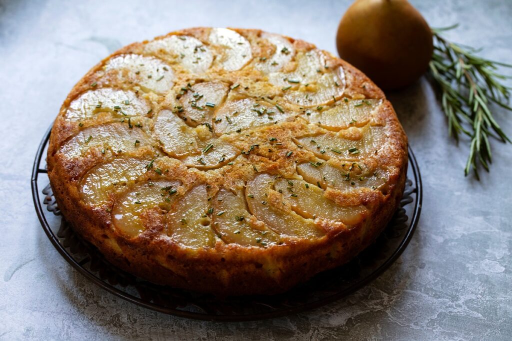 Prăjitură răsturnată cu pere și rozmarin