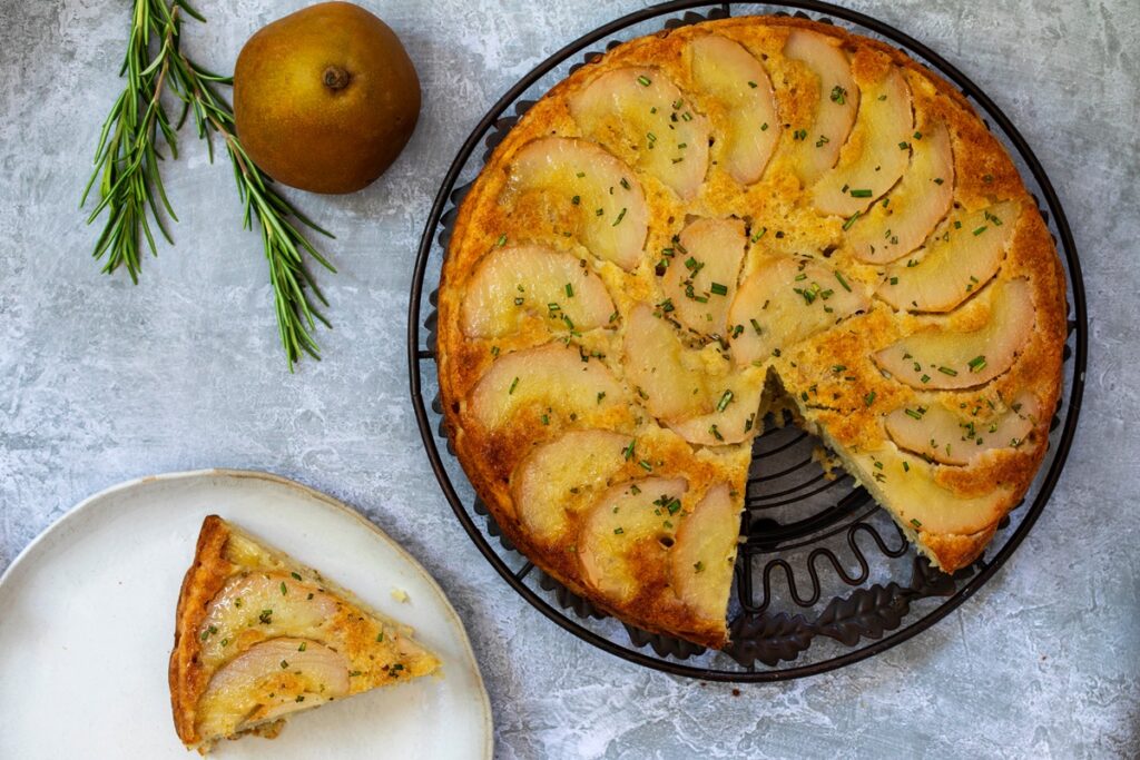 Prăjitură răsturnată cu pere și rozmarin, porționată