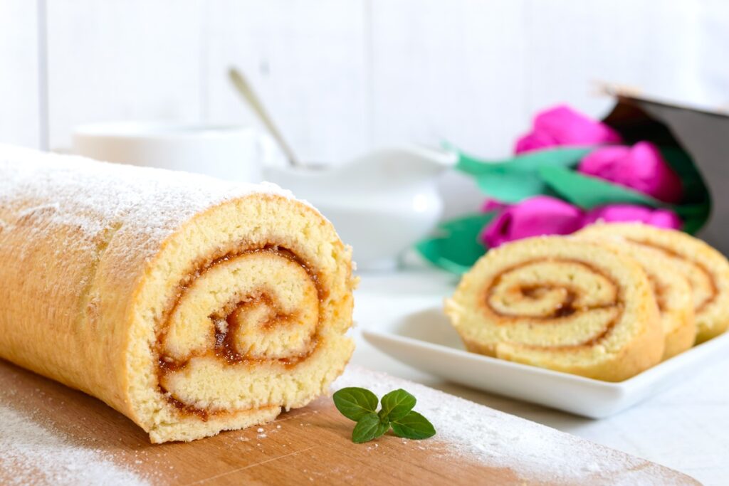 Ruladă pufoasă cu gem de caise porționată