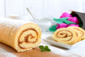 Ruladă pufoasă cu gem de caise porționată