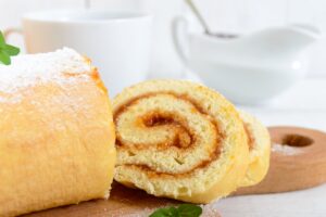 Ruladă cu gem de caise porționată
