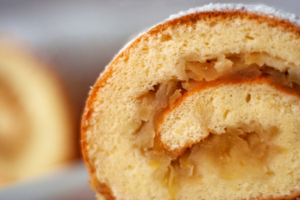 Ruladă cu mere și blat pufos