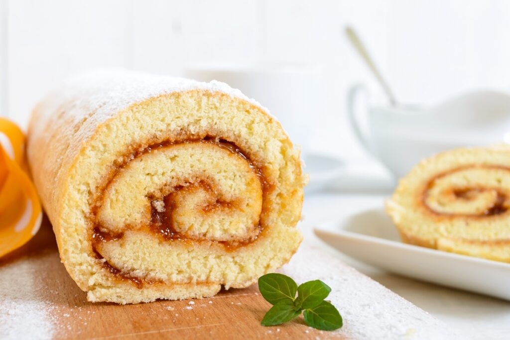 Ruladă pufoasă cu gem de caise porționată