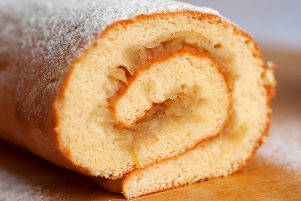 Ruladă pufoasă cu mere caramelizate și scorțișoară