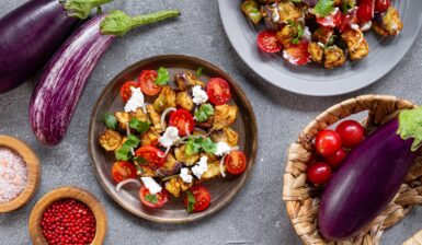 Două farfurii cu salată de vinete, roșii și brânză