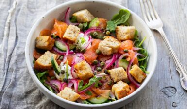 Salată de somon afumat cu ceapă marinată, crutoane și capere