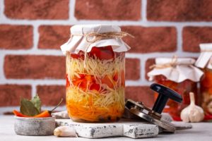 Borcan cu salată de varză cu ardei și morcovi la borcan, în straturi