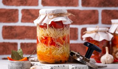 Borcan cu salată de varză cu ardei și morcovi la borcan, în straturi