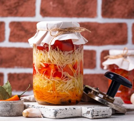 Salată de varză cu ardei și morcovi la borcan, în straturi
