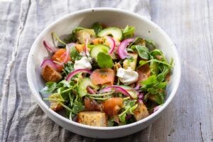Salată de somon cu ceapă marinată, crutoane și mozzarella