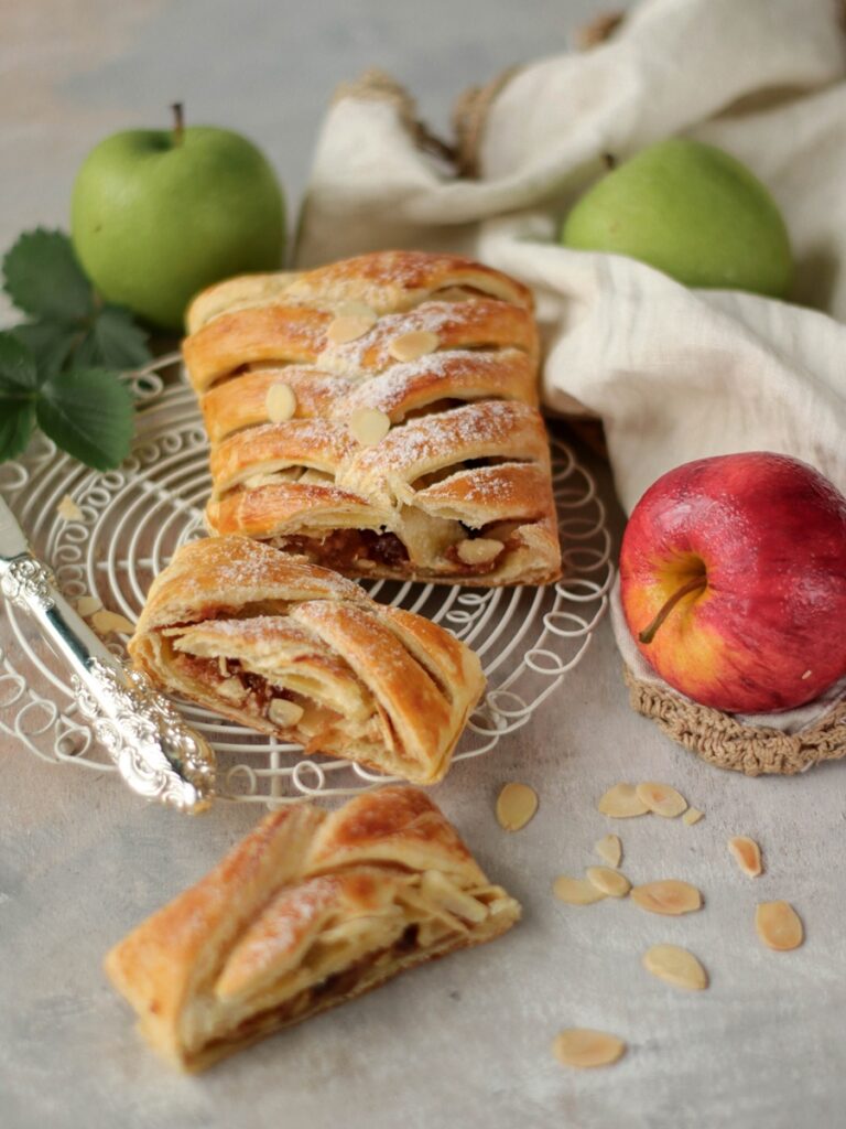 Ștrudel cu mere și migdale porționat