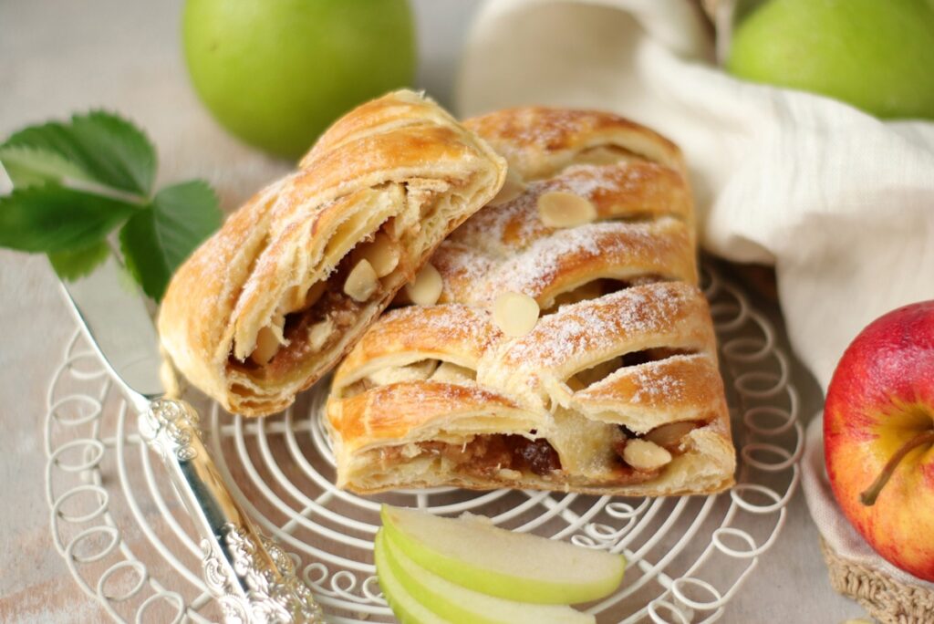 Porții de ștrudel pe un grătar