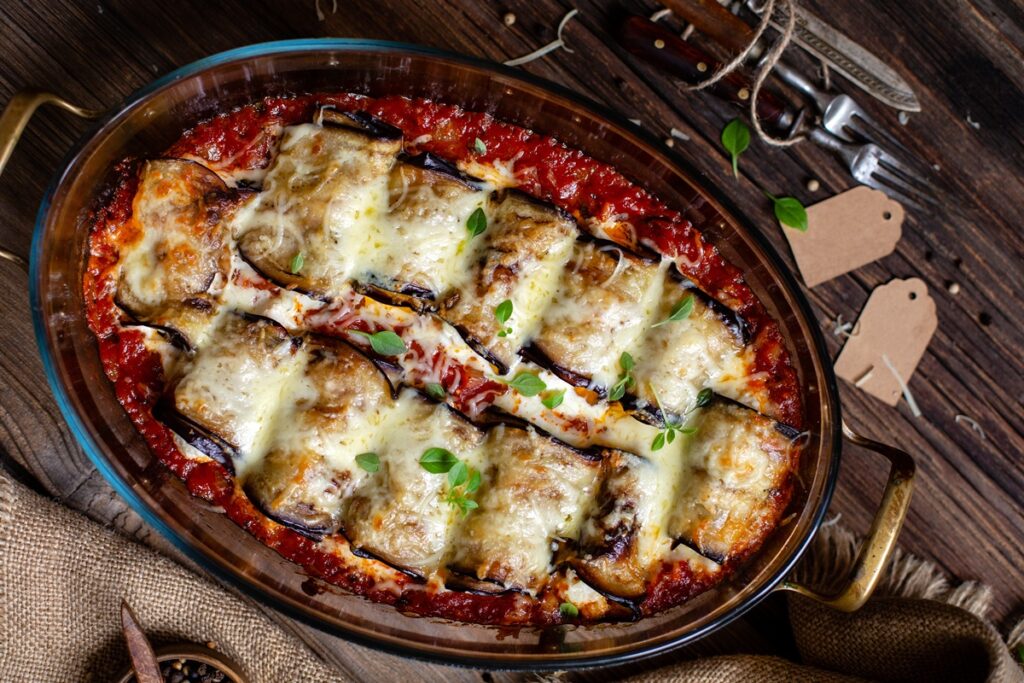 Vinete rulate și gratinate în sos de roșii