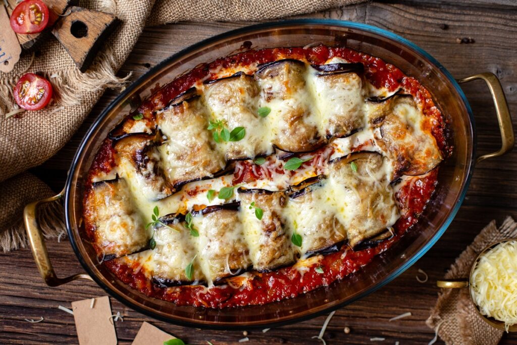 Vinete rulate și gratinate în sos de roșii